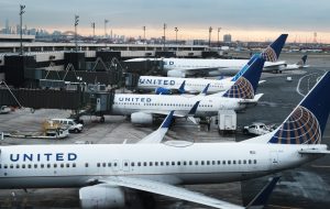 وزیر حمل و نقل شان دافی توضیح می دهد که چرا او پرواز نیوآرک همسر را لغو کرد وزیر حمل و نقل شان دافی توضیح می دهد که چرا او پرواز نیوآرک همسر را لغو کرد